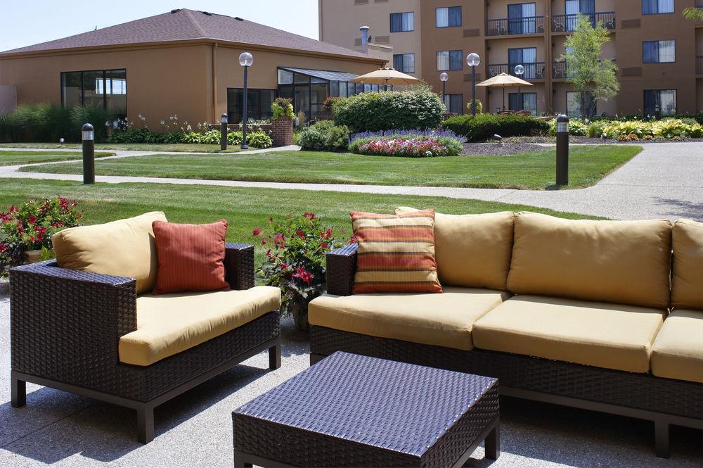 Courtyard By Marriott Indianapolis Airport Hotel Bagian luar foto