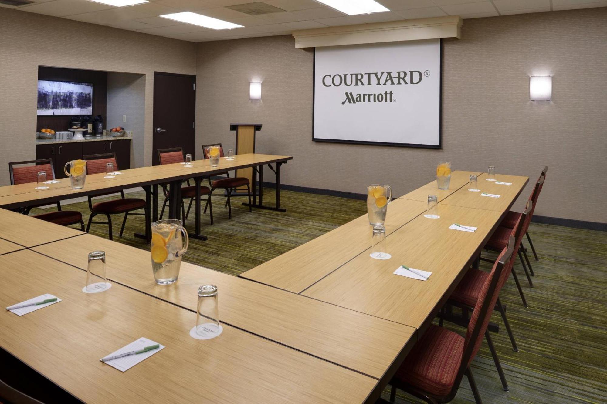 Courtyard By Marriott Indianapolis Airport Hotel Bagian luar foto