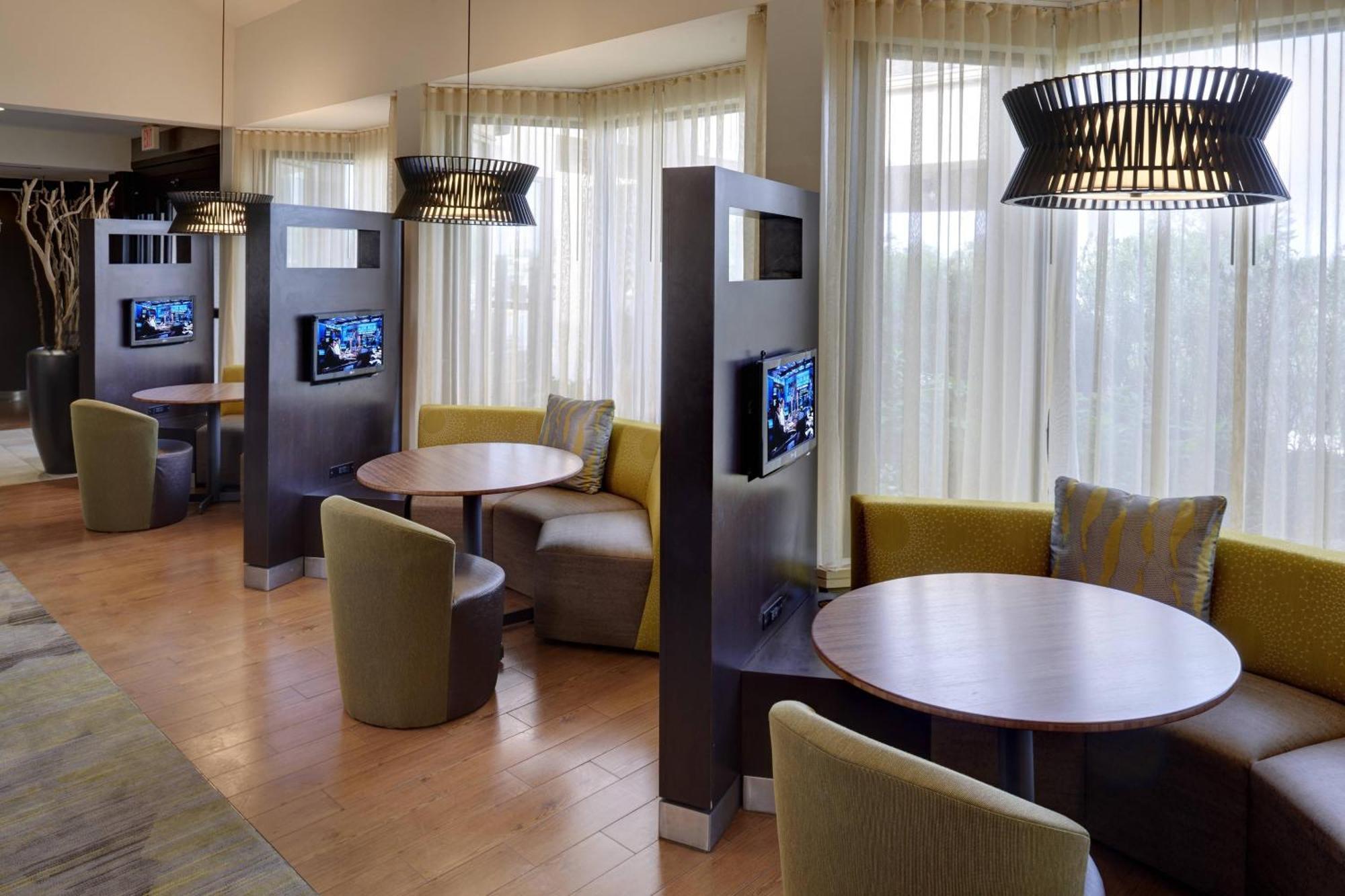 Courtyard By Marriott Indianapolis Airport Hotel Bagian luar foto