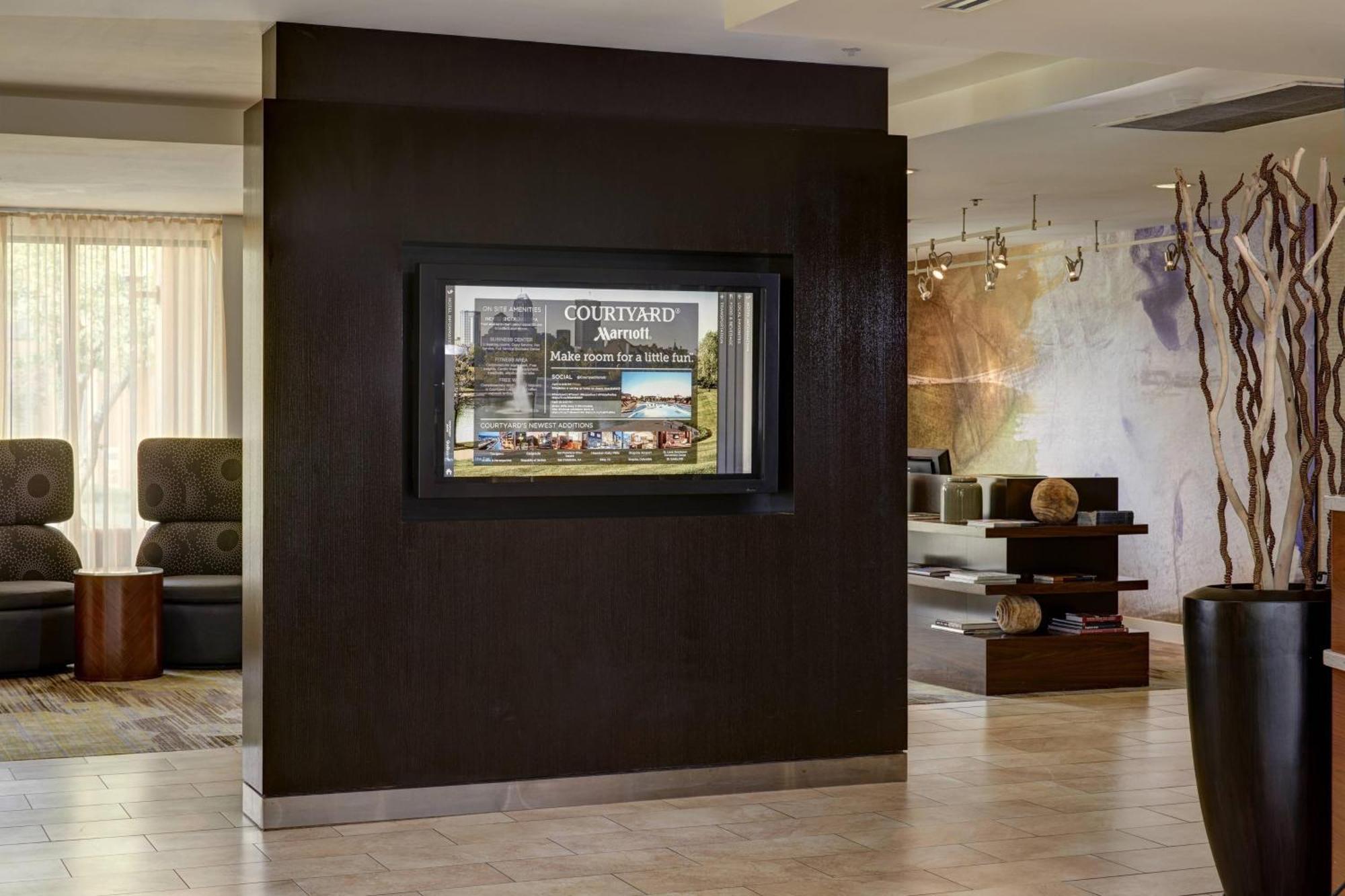 Courtyard By Marriott Indianapolis Airport Hotel Bagian luar foto