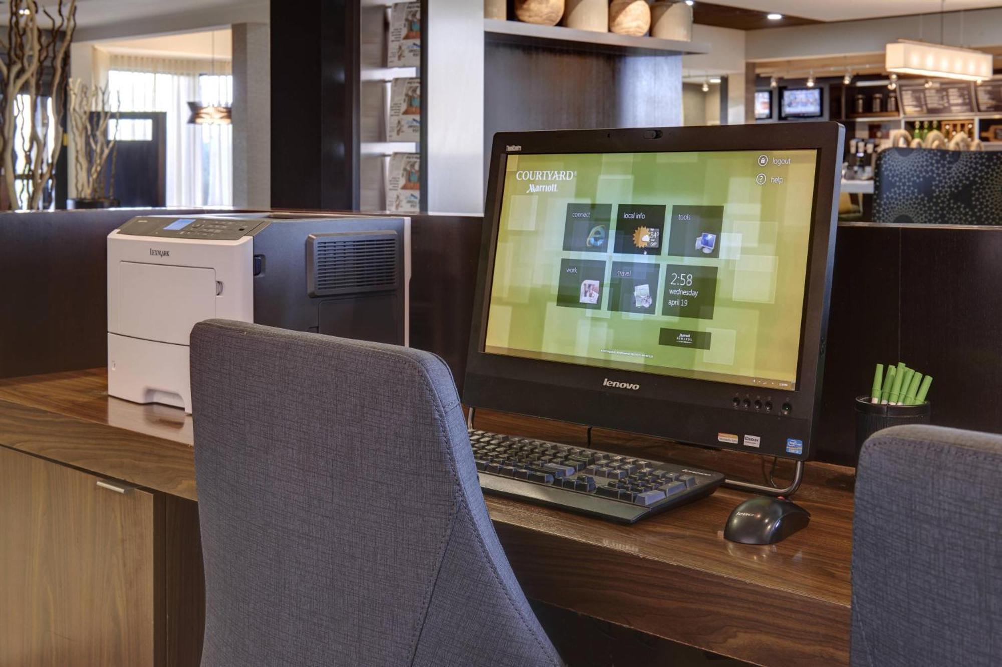 Courtyard By Marriott Indianapolis Airport Hotel Bagian luar foto