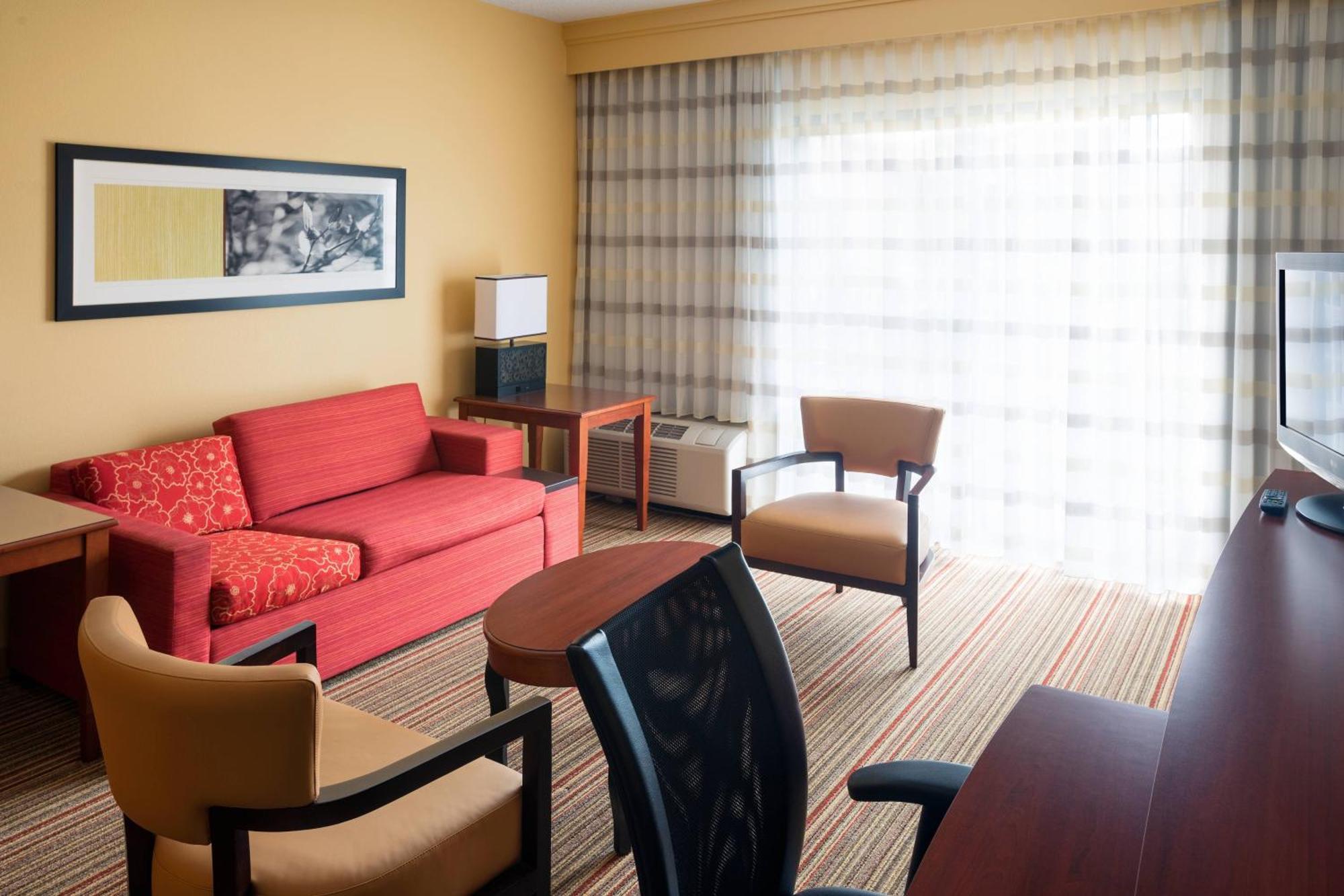 Courtyard By Marriott Indianapolis Airport Hotel Bagian luar foto