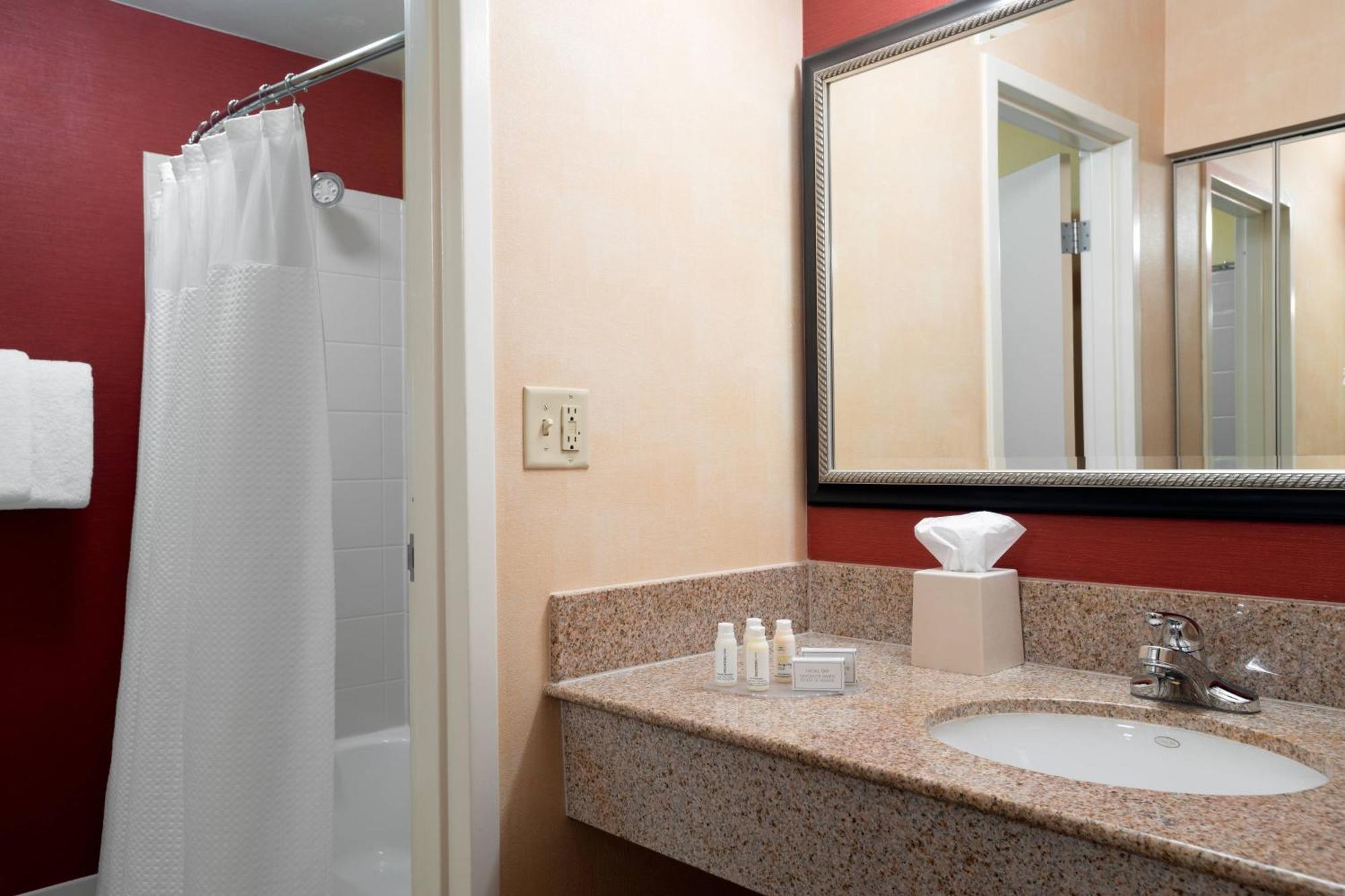 Courtyard By Marriott Indianapolis Airport Hotel Bagian luar foto