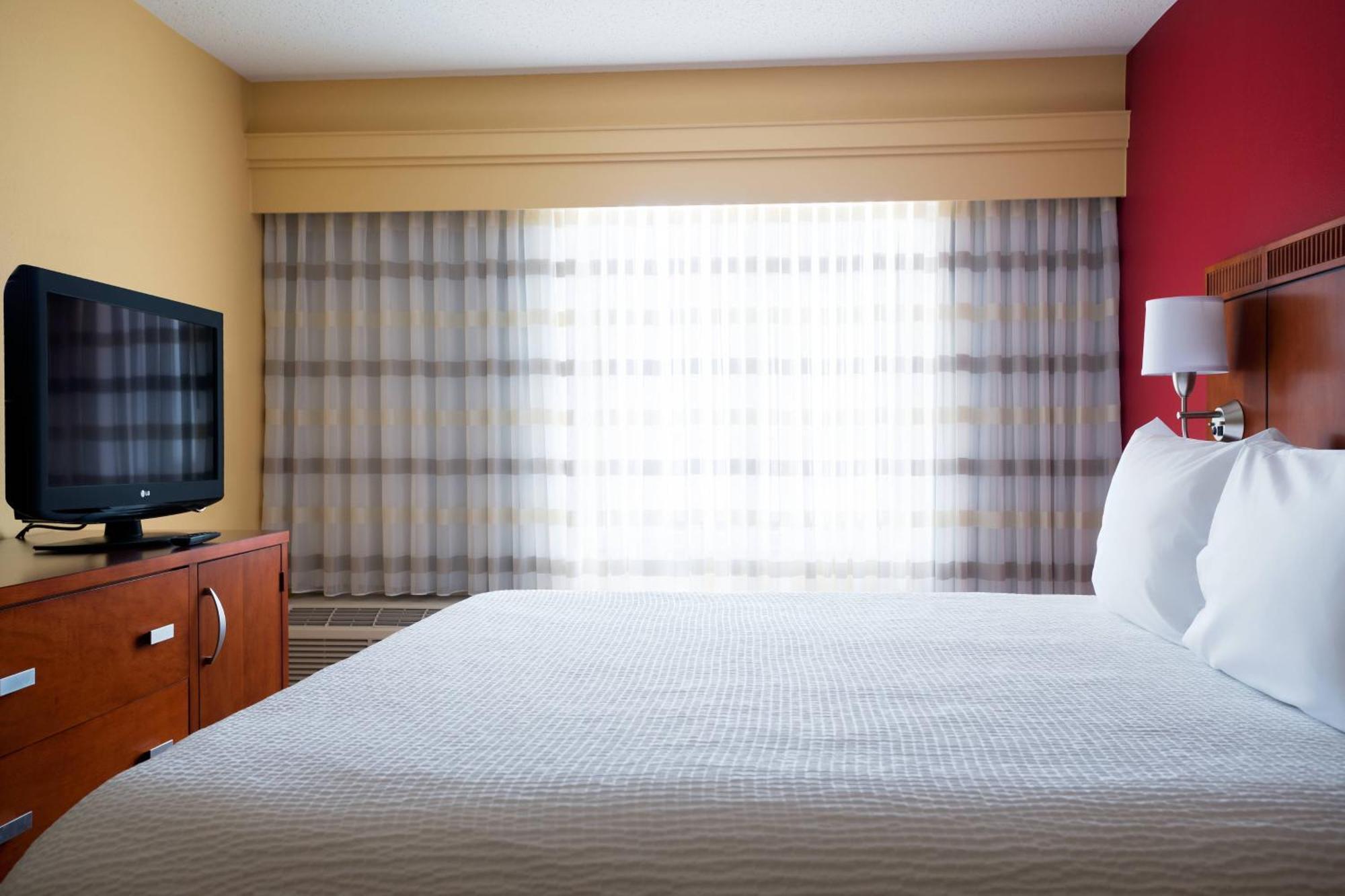 Courtyard By Marriott Indianapolis Airport Hotel Bagian luar foto