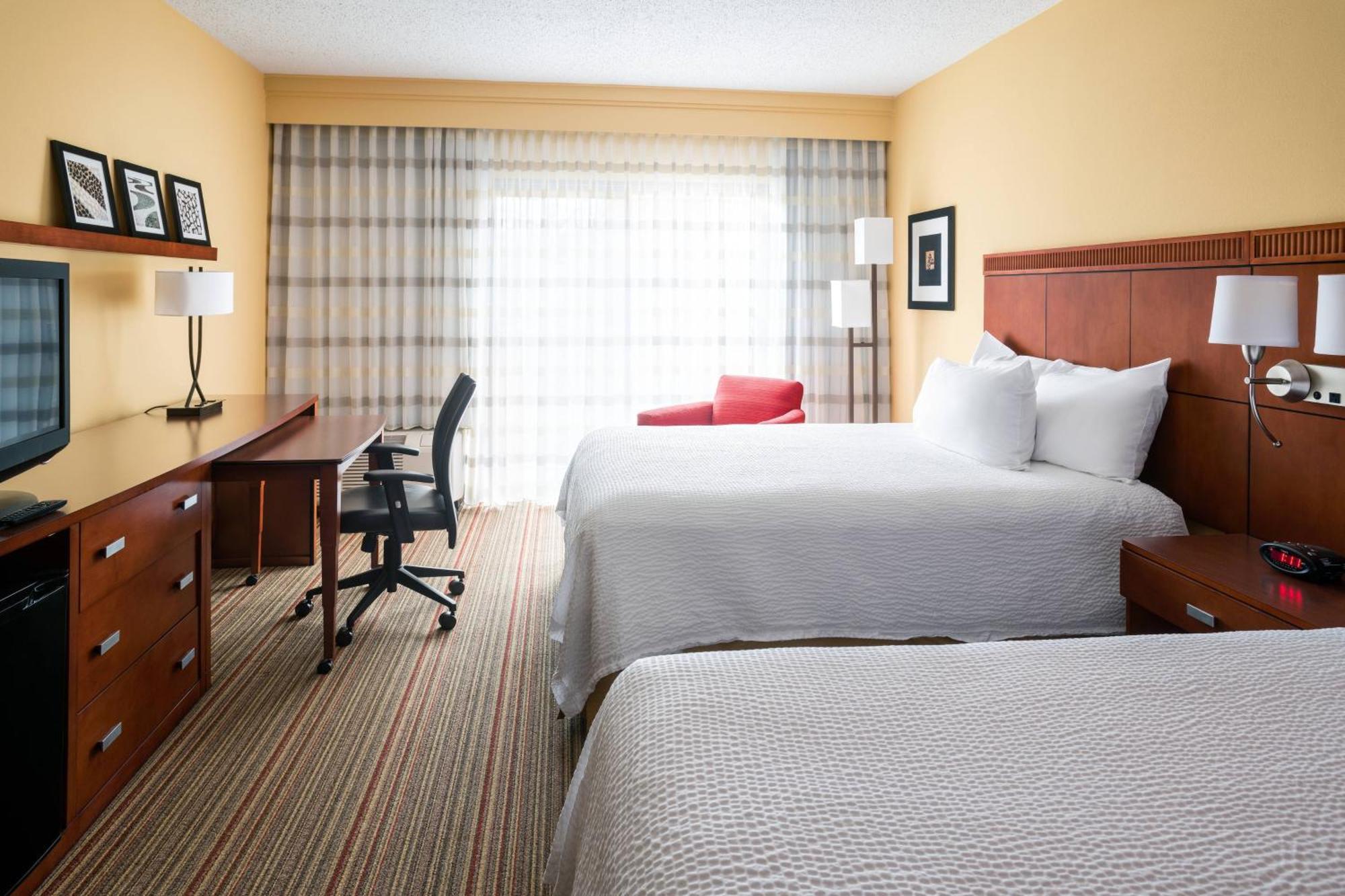 Courtyard By Marriott Indianapolis Airport Hotel Bagian luar foto