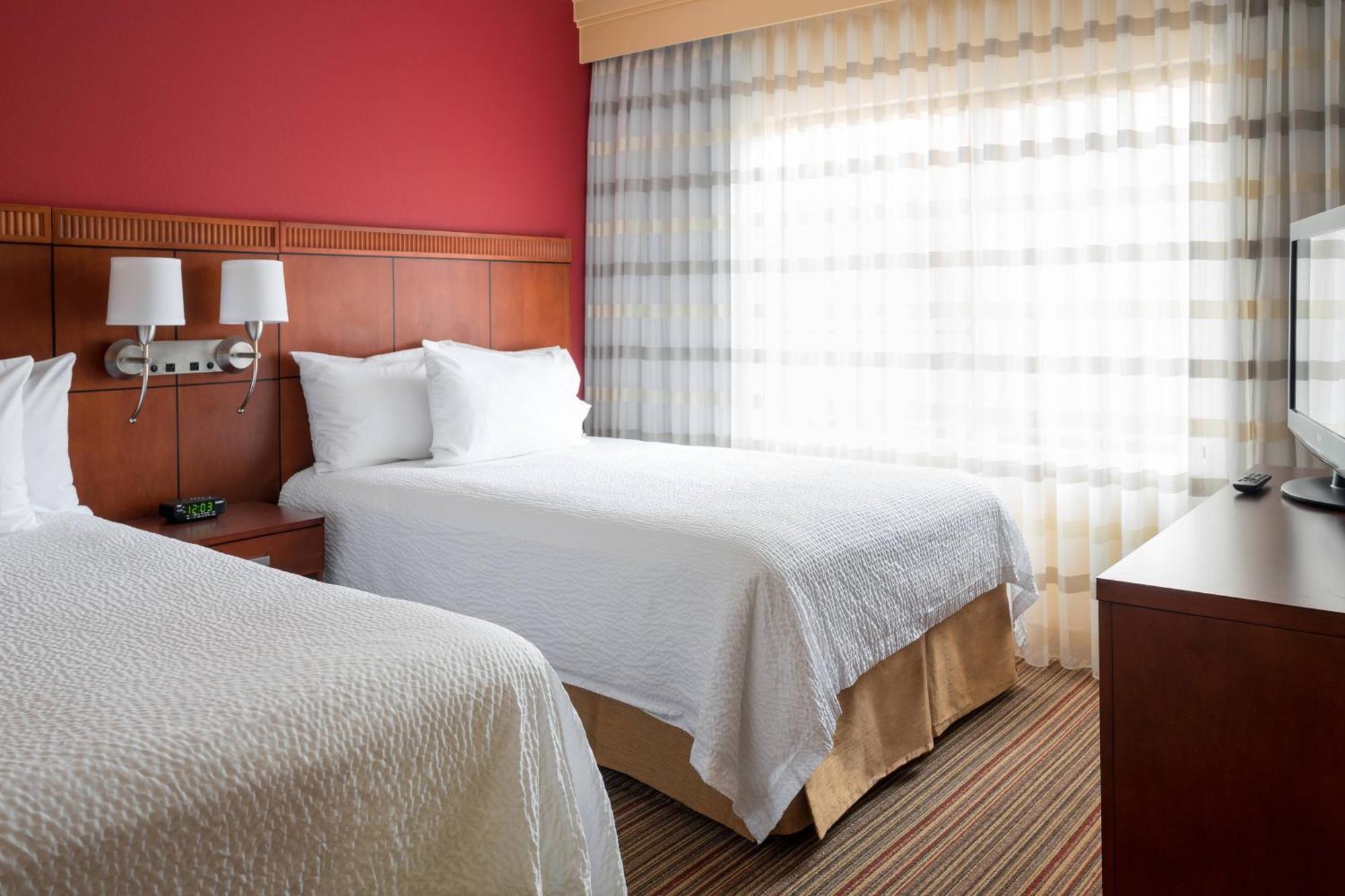 Courtyard By Marriott Indianapolis Airport Hotel Bagian luar foto