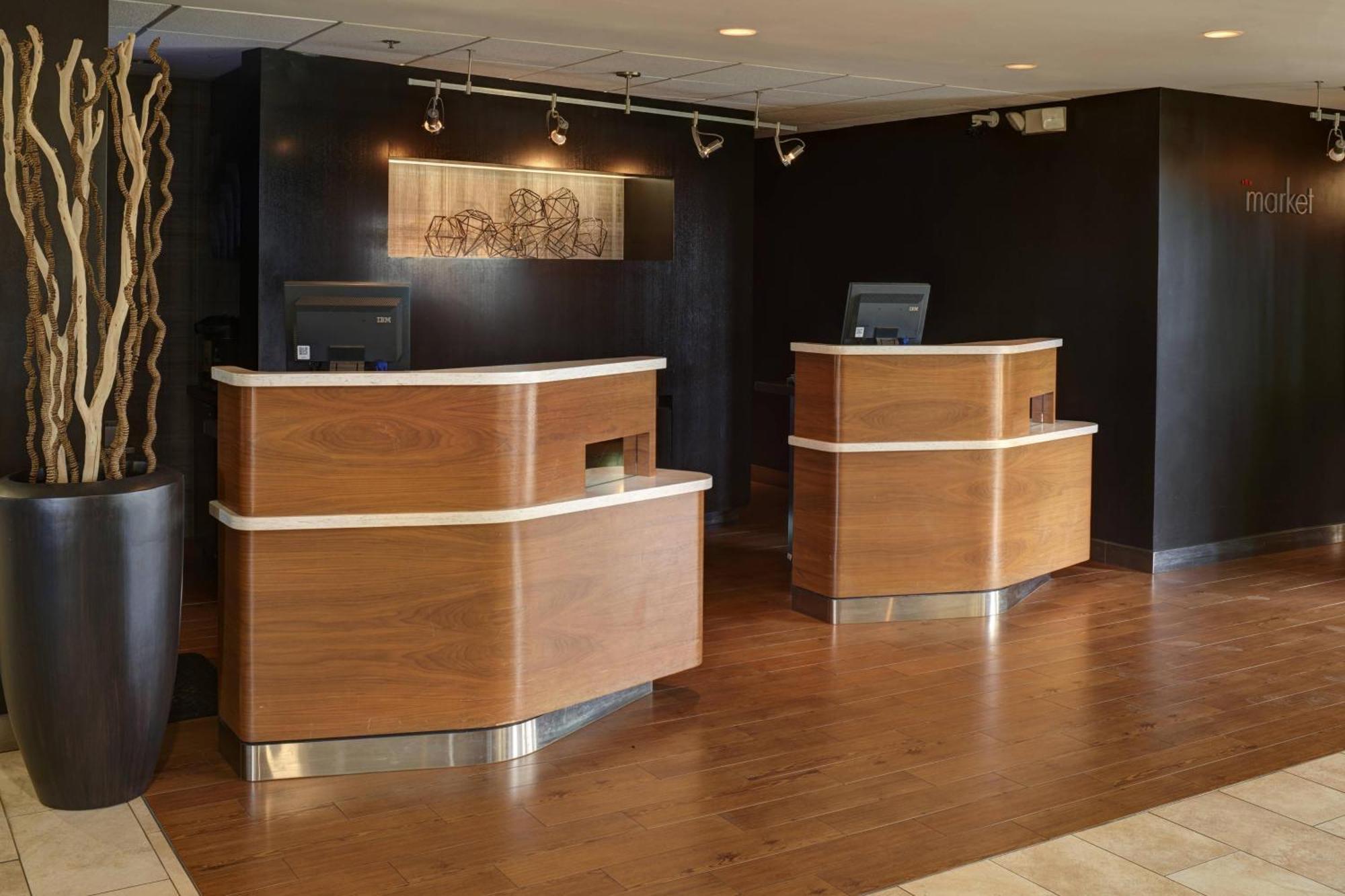 Courtyard By Marriott Indianapolis Airport Hotel Bagian luar foto