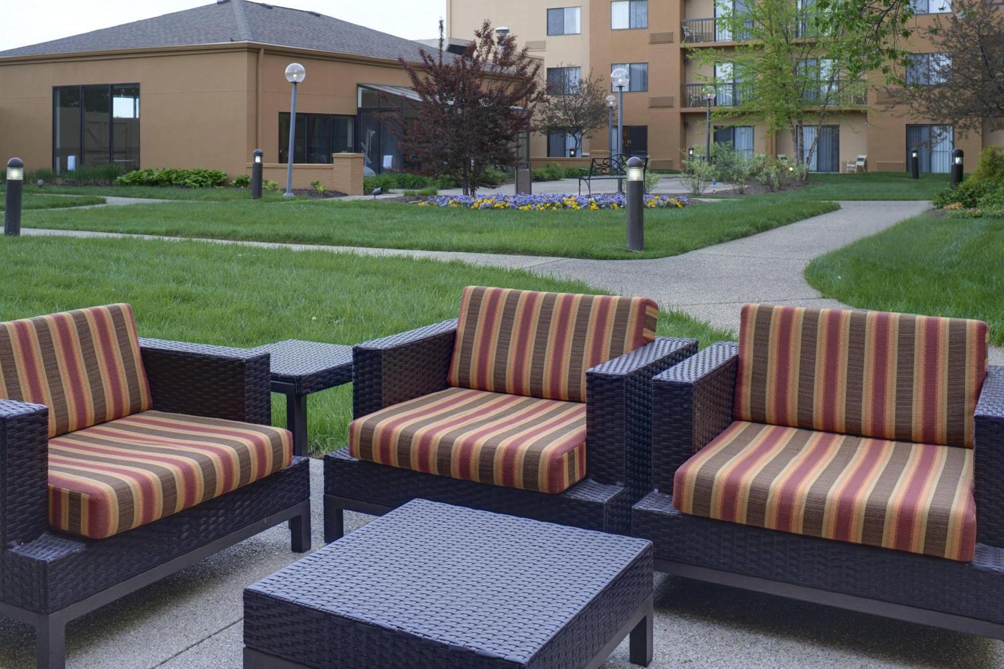 Courtyard By Marriott Indianapolis Airport Hotel Bagian luar foto