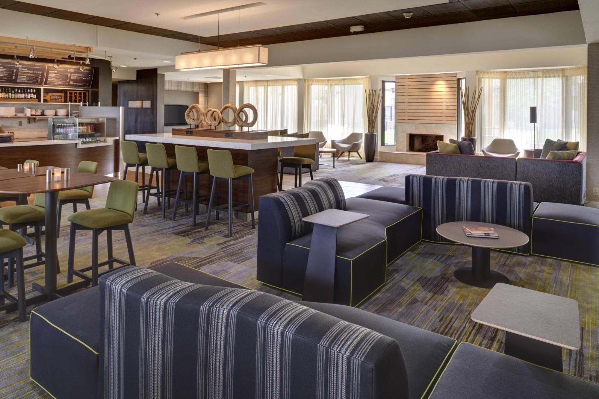Courtyard By Marriott Indianapolis Airport Hotel Bagian luar foto