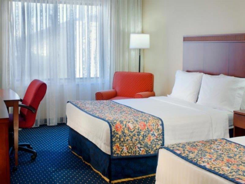 Courtyard By Marriott Indianapolis Airport Hotel Bagian luar foto