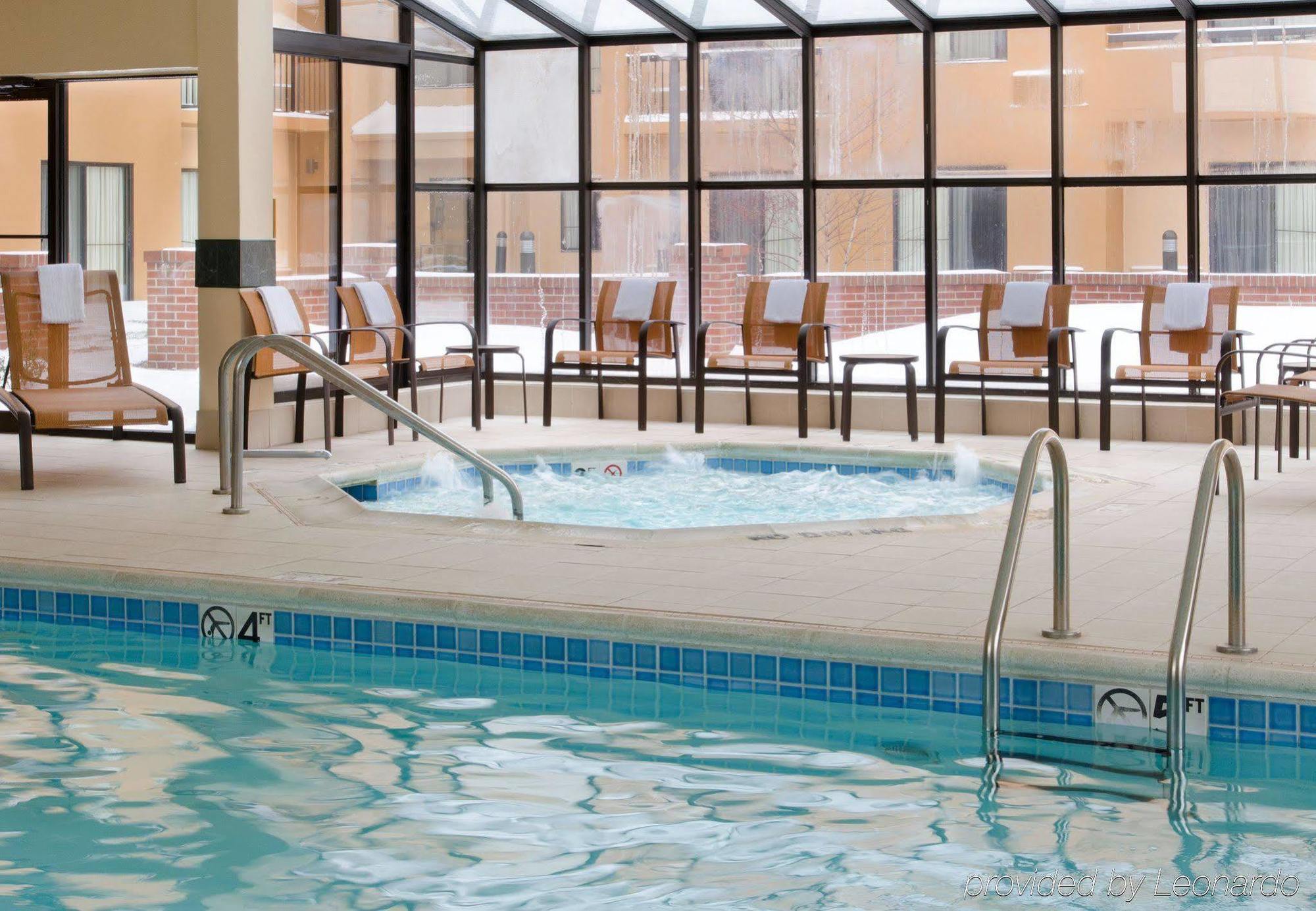 Courtyard By Marriott Indianapolis Airport Hotel Bagian luar foto