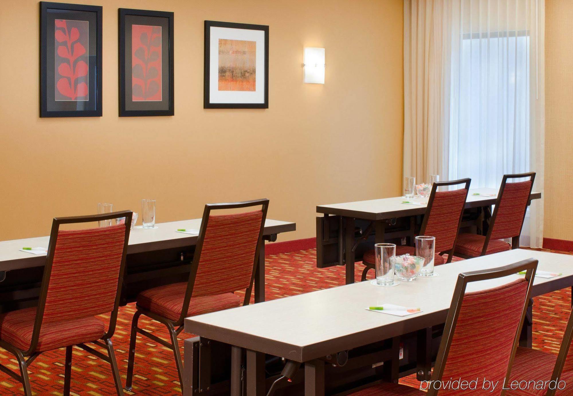 Courtyard By Marriott Indianapolis Airport Hotel Bagian luar foto