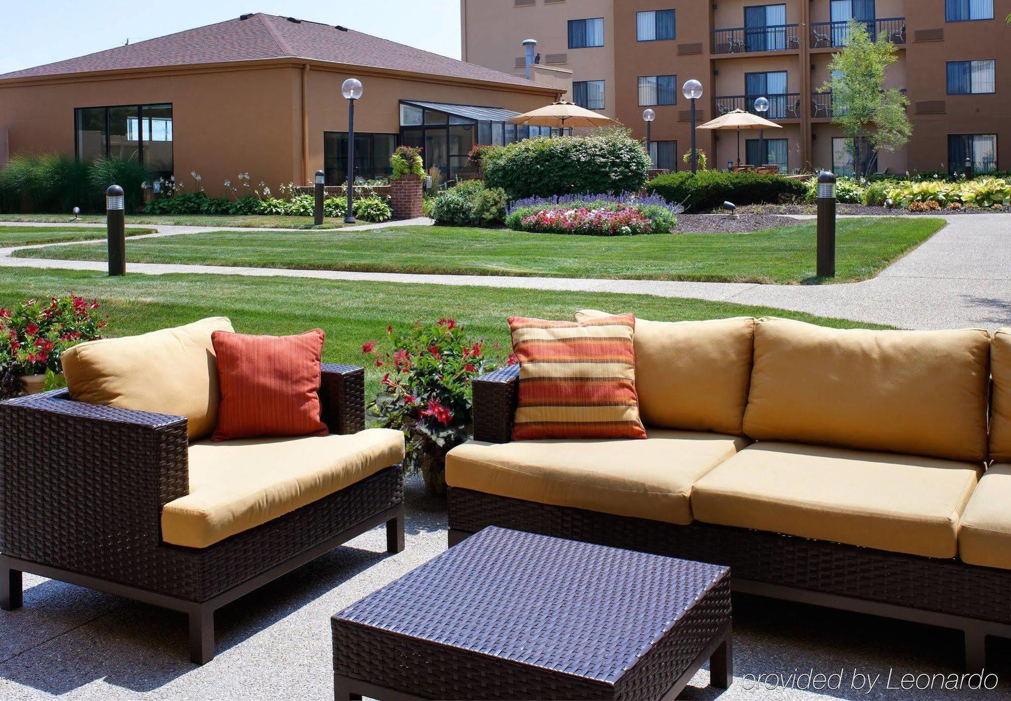 Courtyard By Marriott Indianapolis Airport Hotel Bagian luar foto