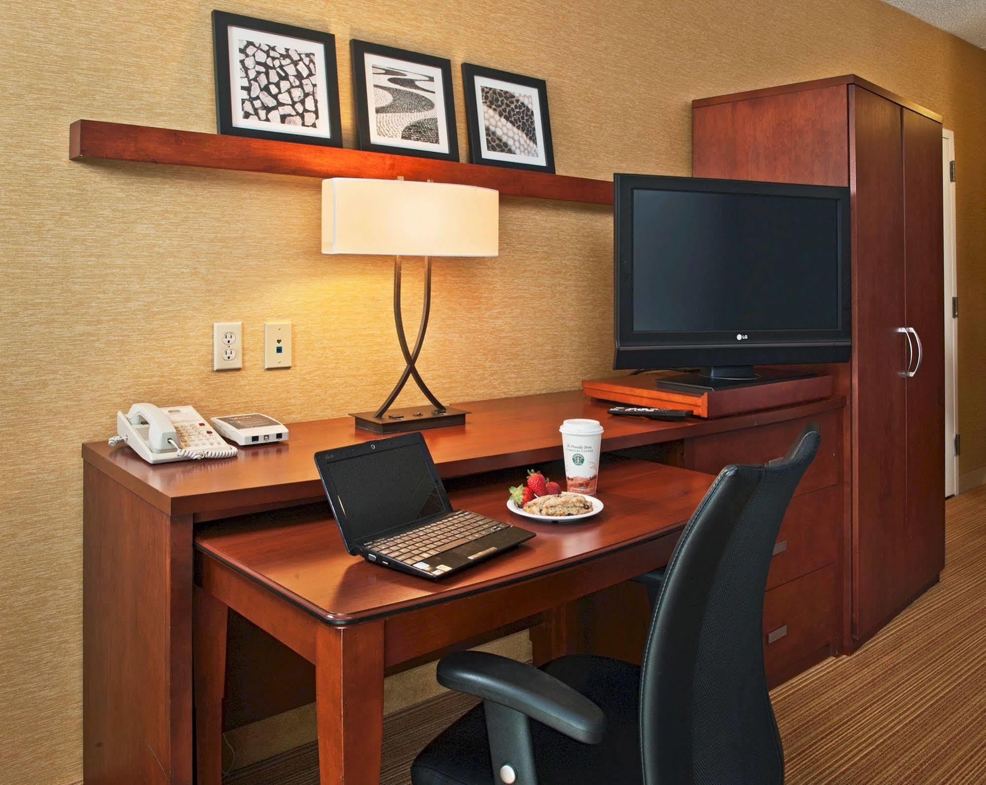 Courtyard By Marriott Indianapolis Airport Hotel Bagian luar foto