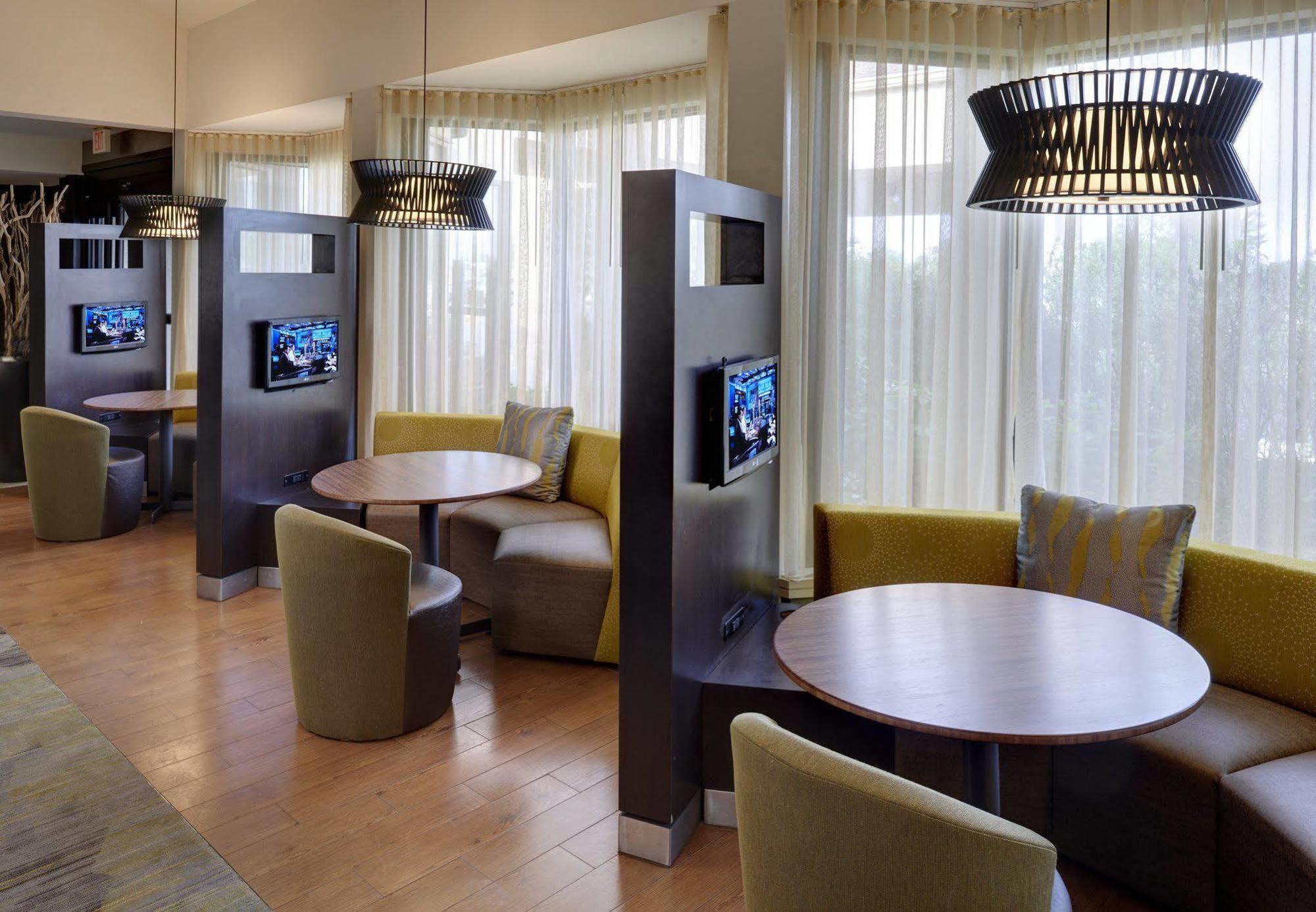 Courtyard By Marriott Indianapolis Airport Hotel Bagian luar foto