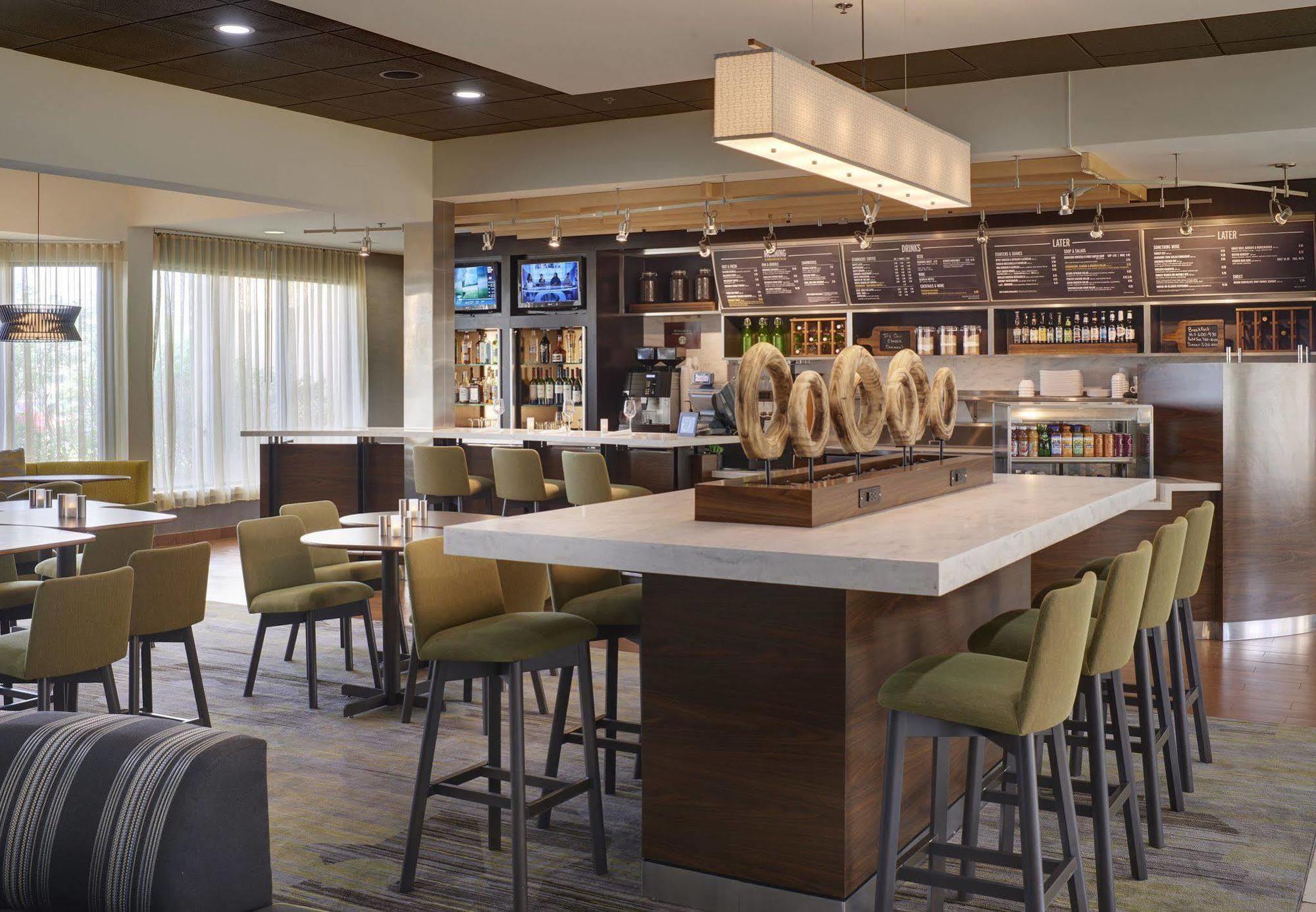 Courtyard By Marriott Indianapolis Airport Hotel Bagian luar foto